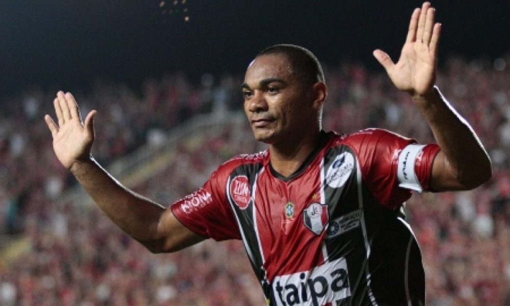 Ex-jogador, Fabinho Santos vive sonho como treinador no Joinville