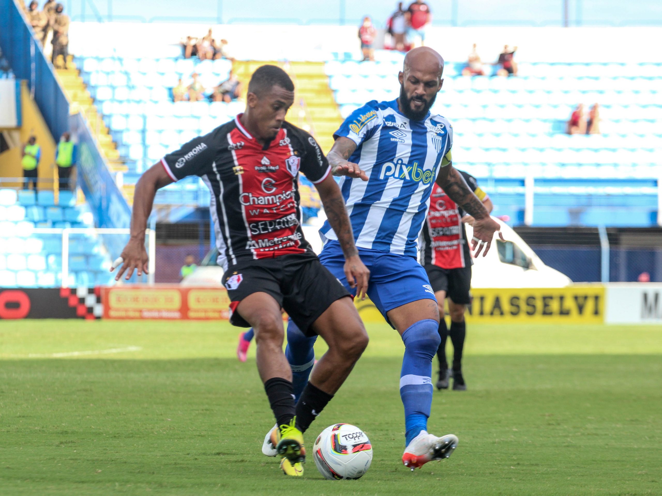 Nação e Avaí empataram por 1 a 1 na Arena Joinville (Foto: Leo