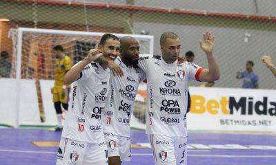 Kelvin, Henrique e Eder Lima comemoram o gol em Maracaju — Foto: Juliano Schmidt | JEC/Krona