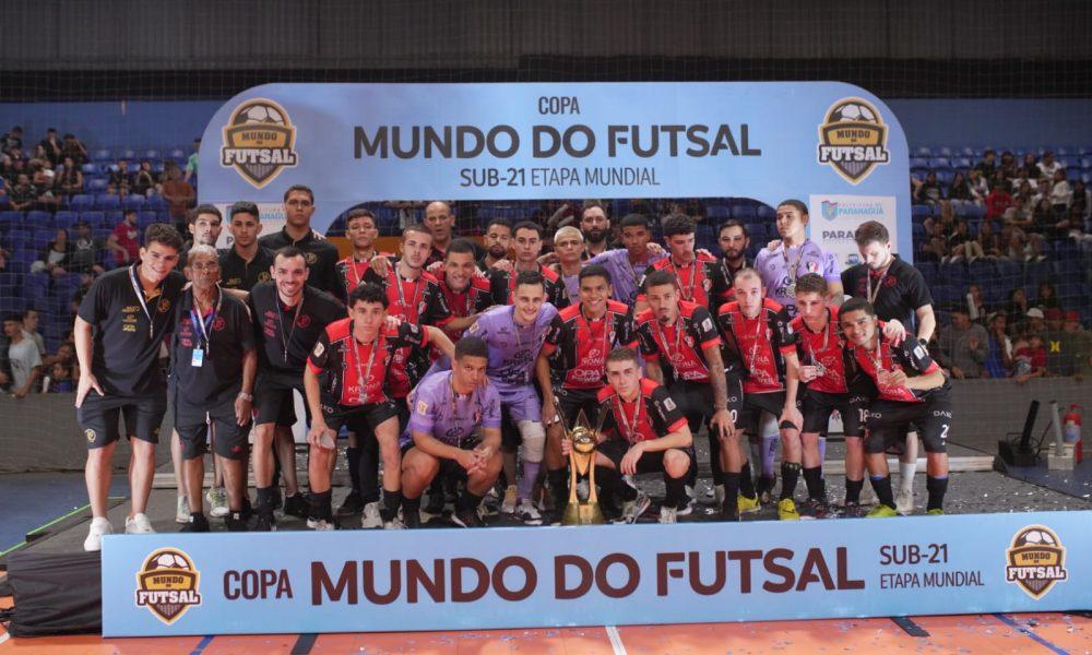 Melhor do mundo no futsal, brasileiro renova com o Barcelona até 2024