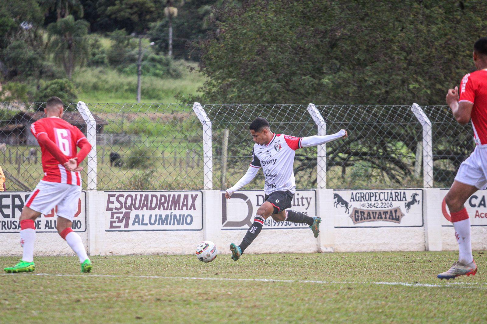 Jovens atletas de projeto esportivo vencem jogo após doação de