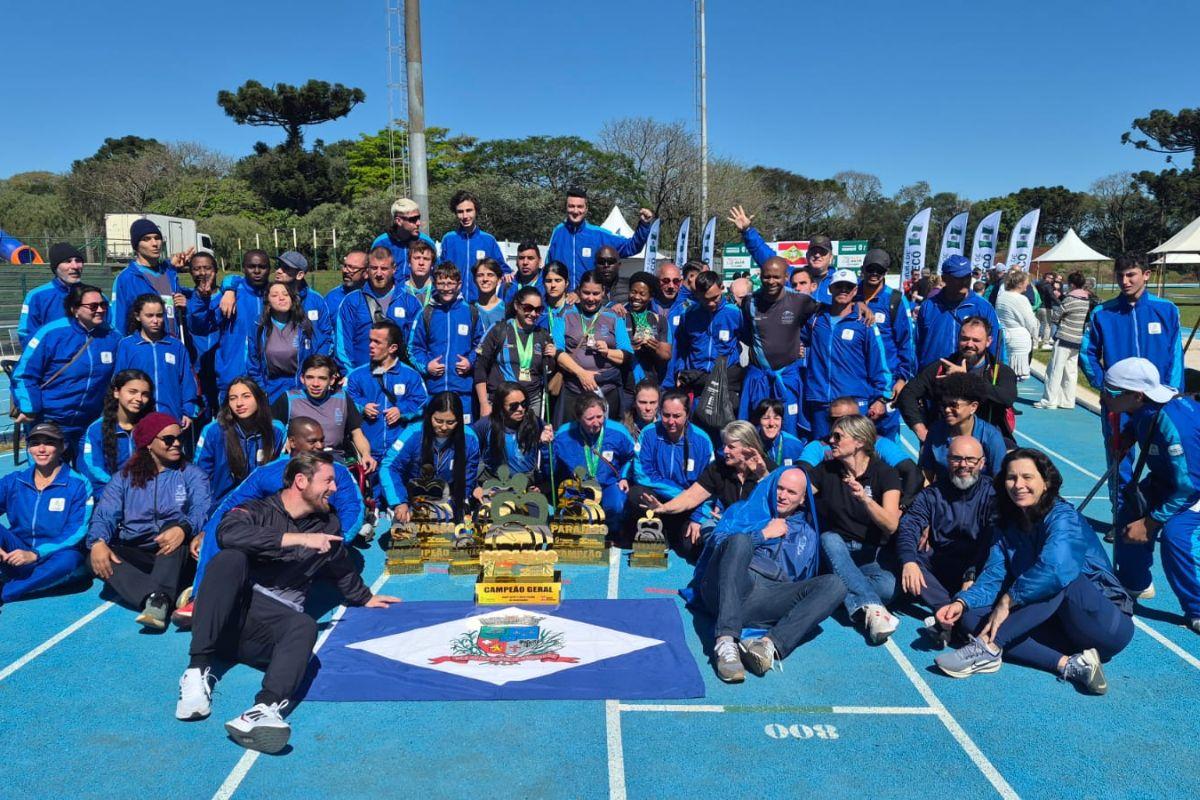 Delegação de Joinville comemora o bicampeonato do Parajasc com os troféus conquistados em Chapecó