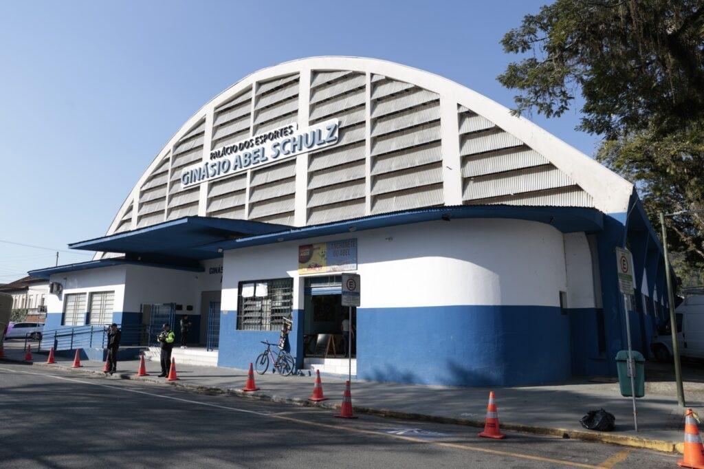 Fachada do Ginásio Abel Schulz, no Centro de Joinville