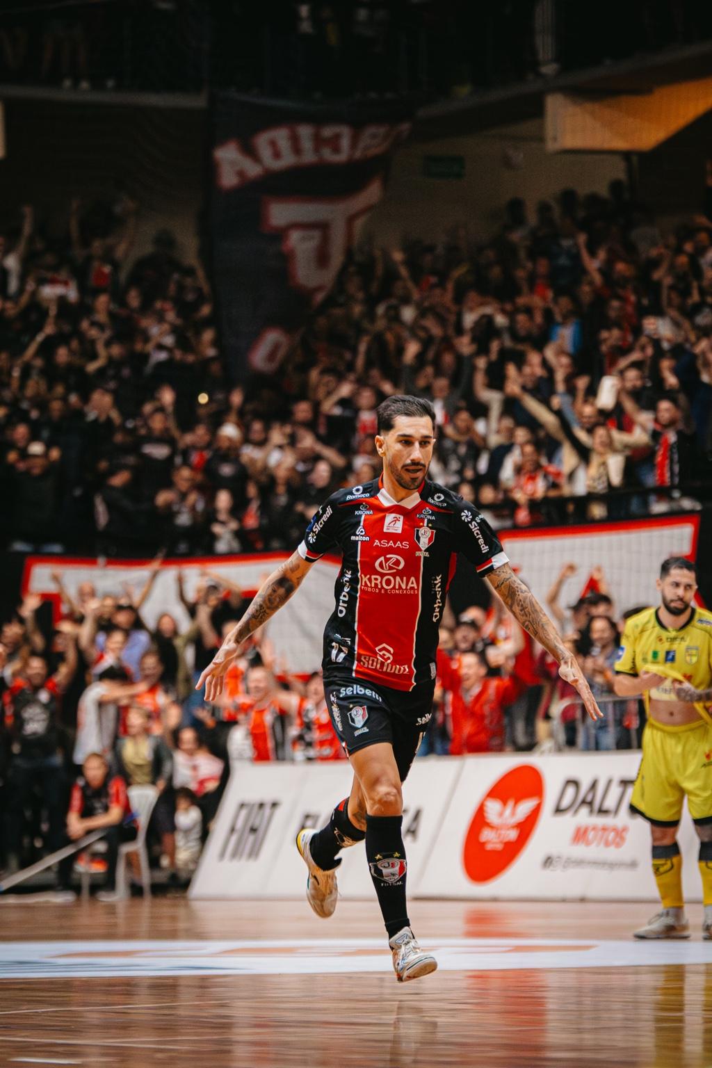 Jogador do JEC Futsal comemora no Centreventos Cau Hansen
