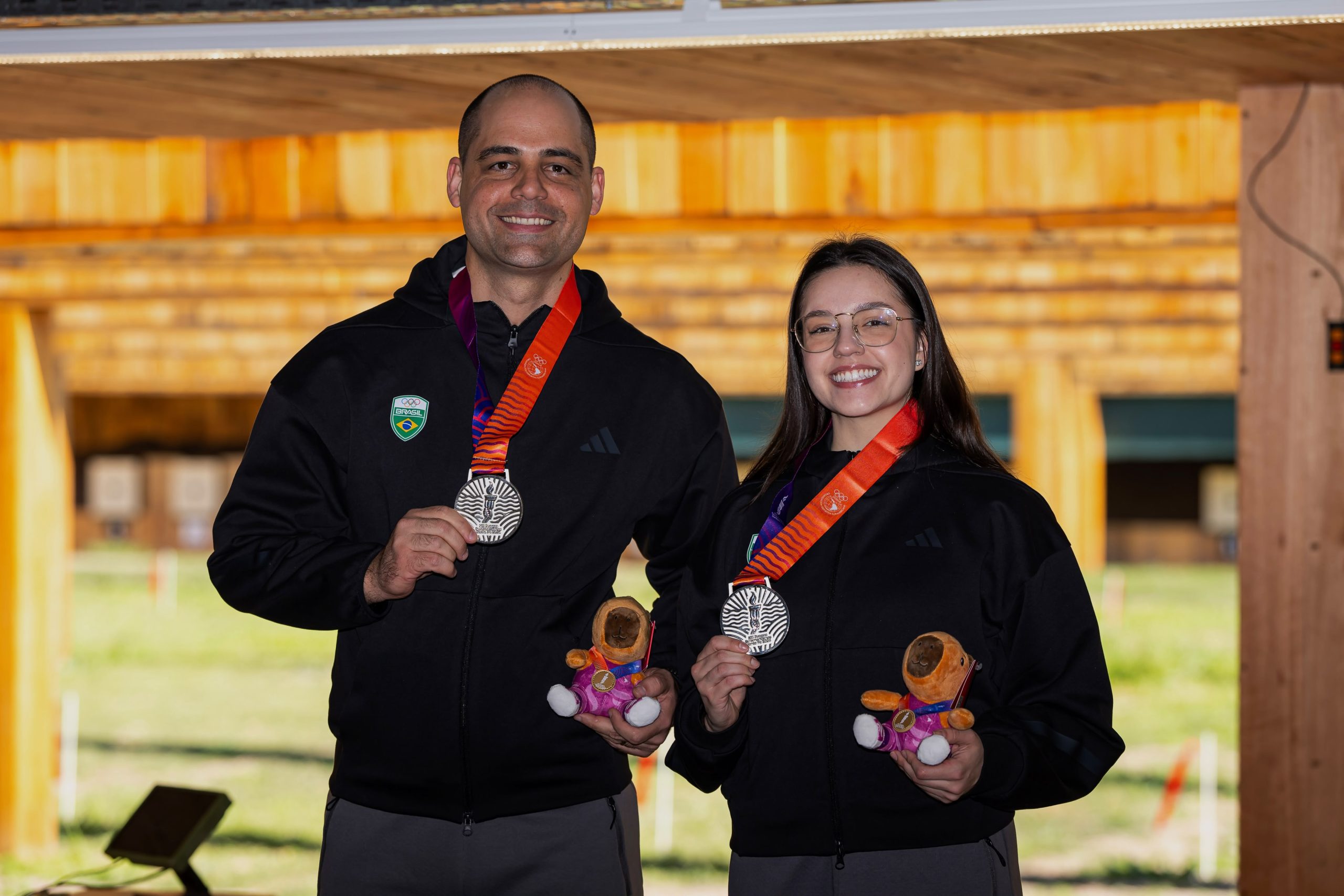 Eduardo Sampaio e Geovana Meyer com as medalhas de prata dos Jogos Sul-Americanos