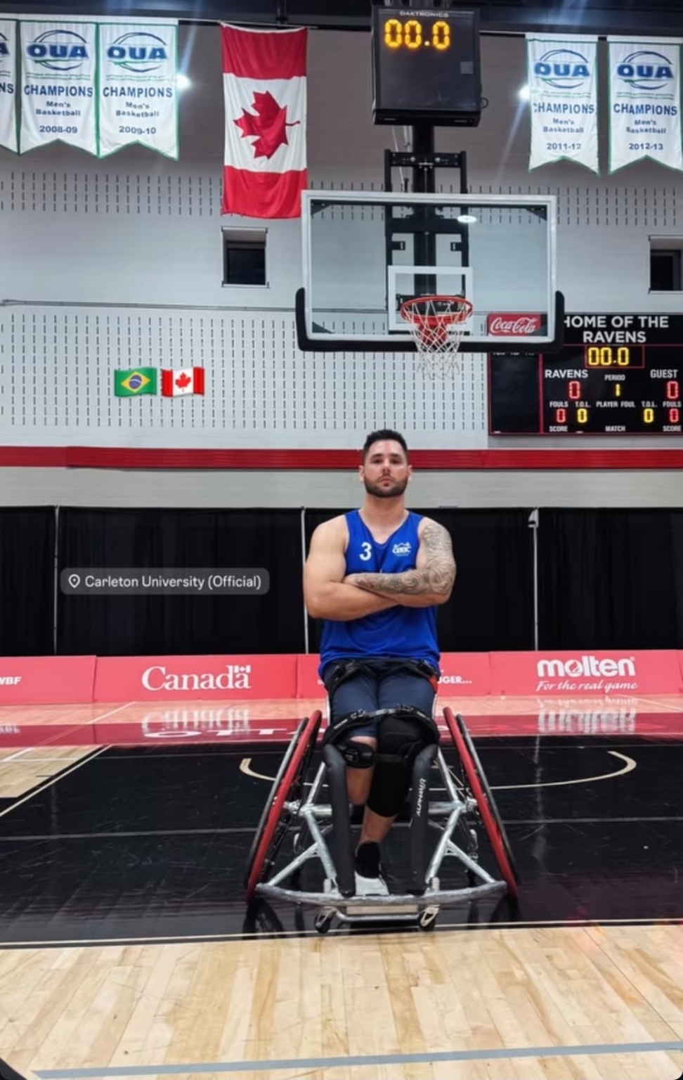 Dario Schulz em cadeira de rodas na quadra da Carleton University, no Canadá