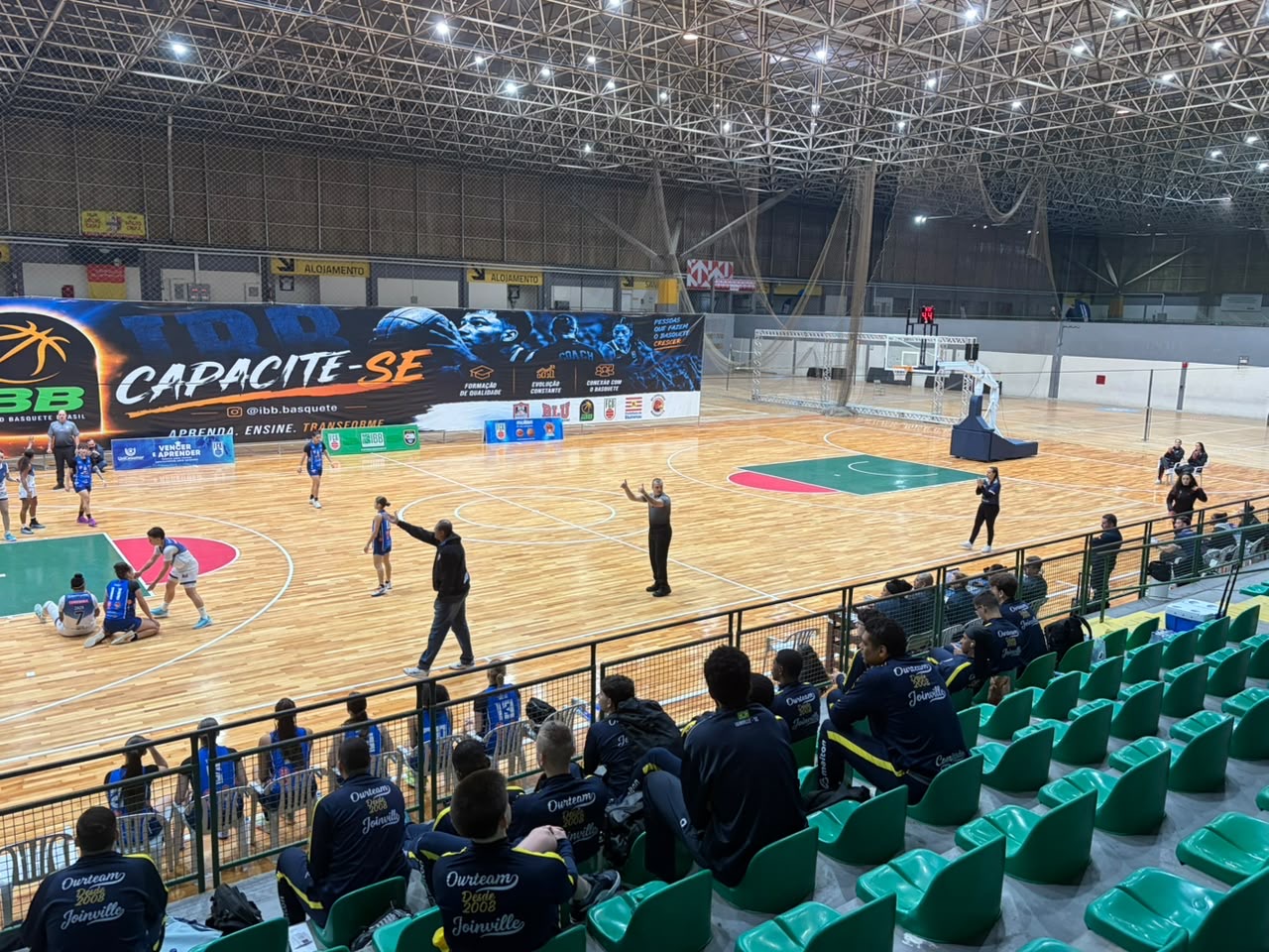 Vista da quadra do SESI em Blumenau durante a partida contra o Our Team