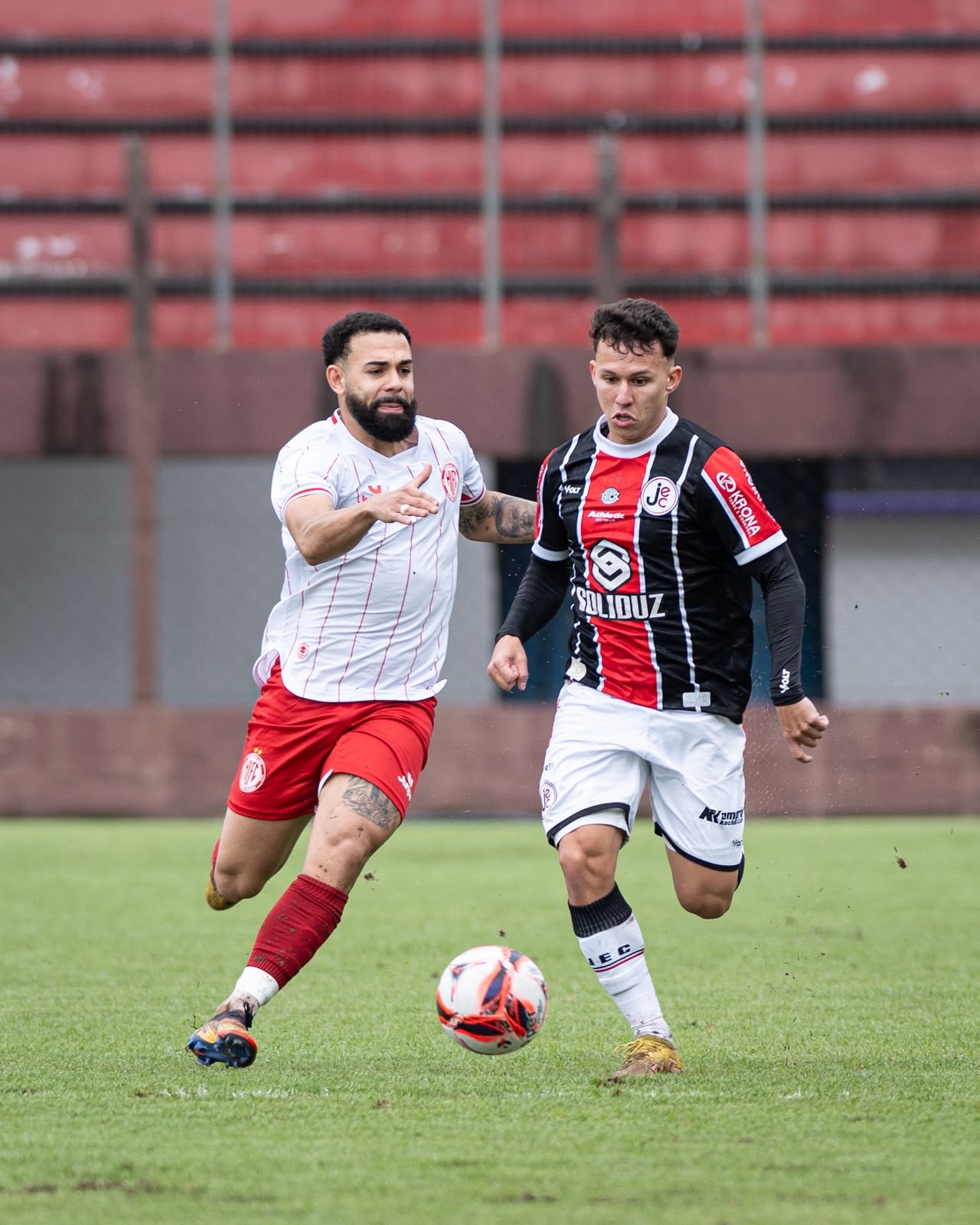 Disputa de bola entre jogadores do JEC e do Hercílio Luz no João Marcatto. Foto: Luiz Vieira | JEC