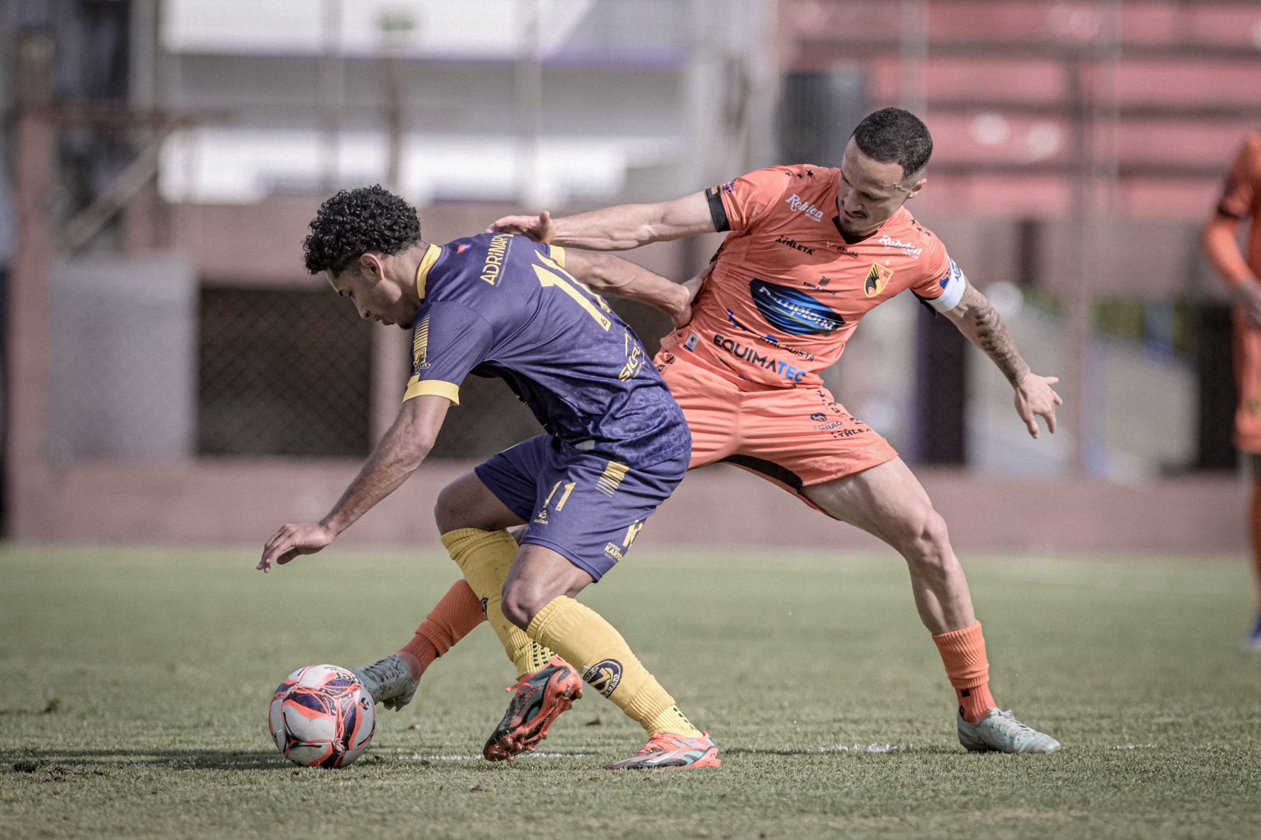 Disputa de bola entre jogadores do Nação Araquari e do Santa Catarina pela Copa Santa Catarina, no estádio João Marcatto.