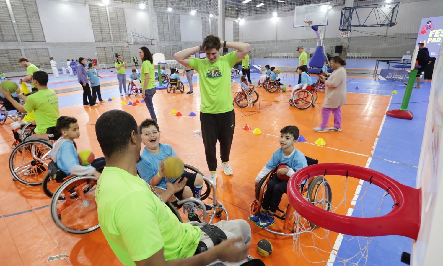 Crianças participam de atividade de basquetebol em cadeira de rodas no Festival Paralímpico em Joinville