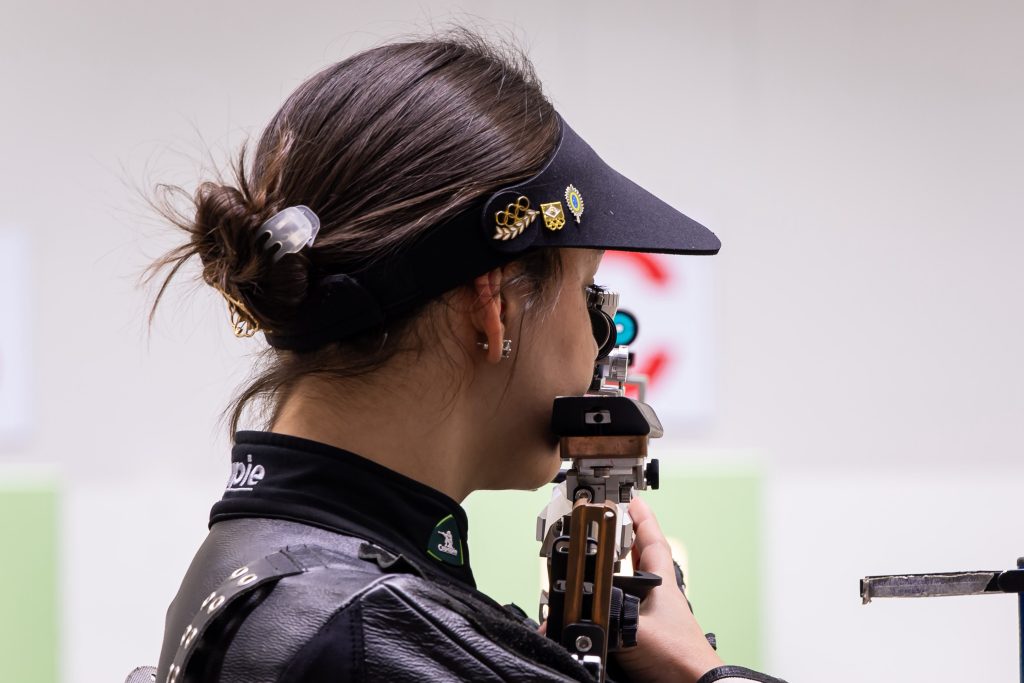 Geovana Meyer se concentra antes do disparo