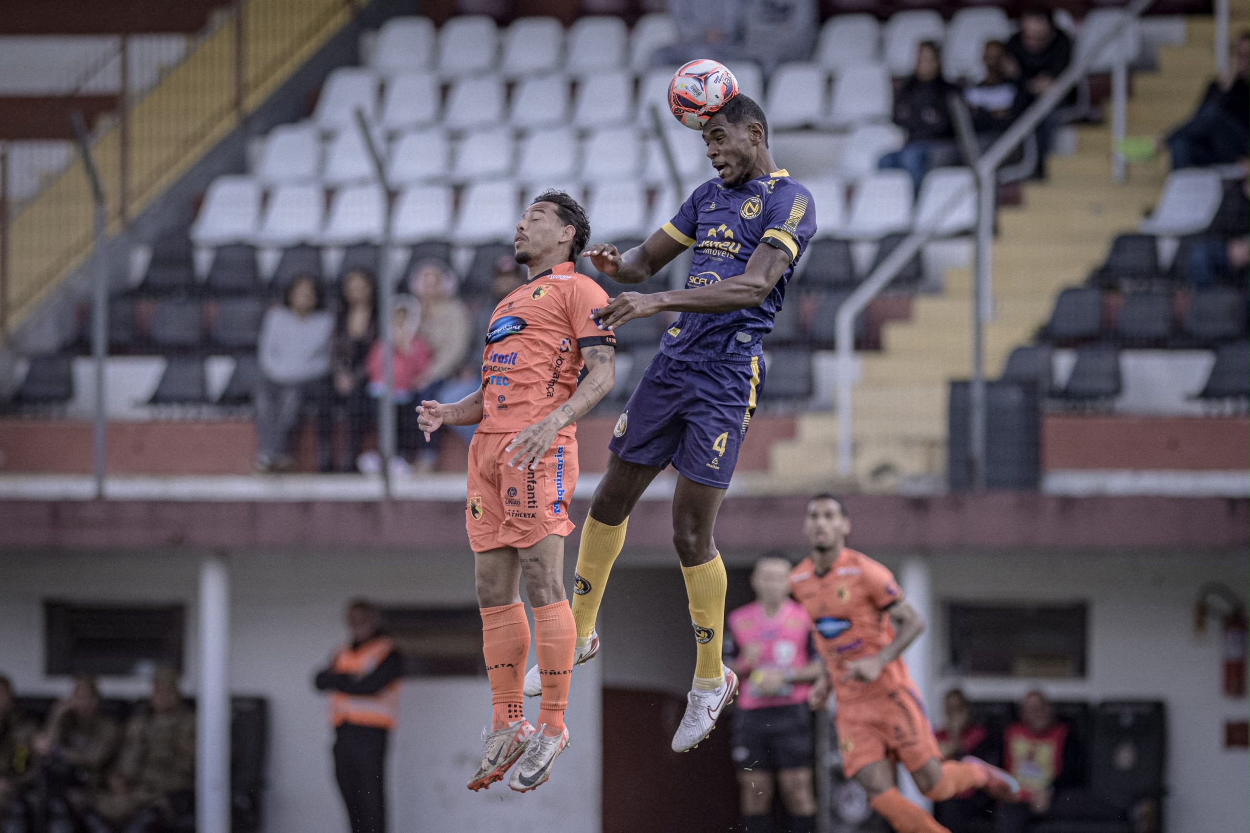 Jogadores do Nação Araquari e do Santa Catarina disputam uma bola pelo alto no estádio João Marcatto.