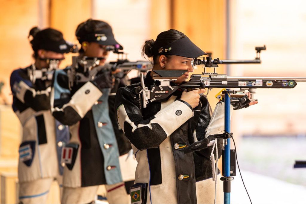 Atletas na linha de tiro durante a competição