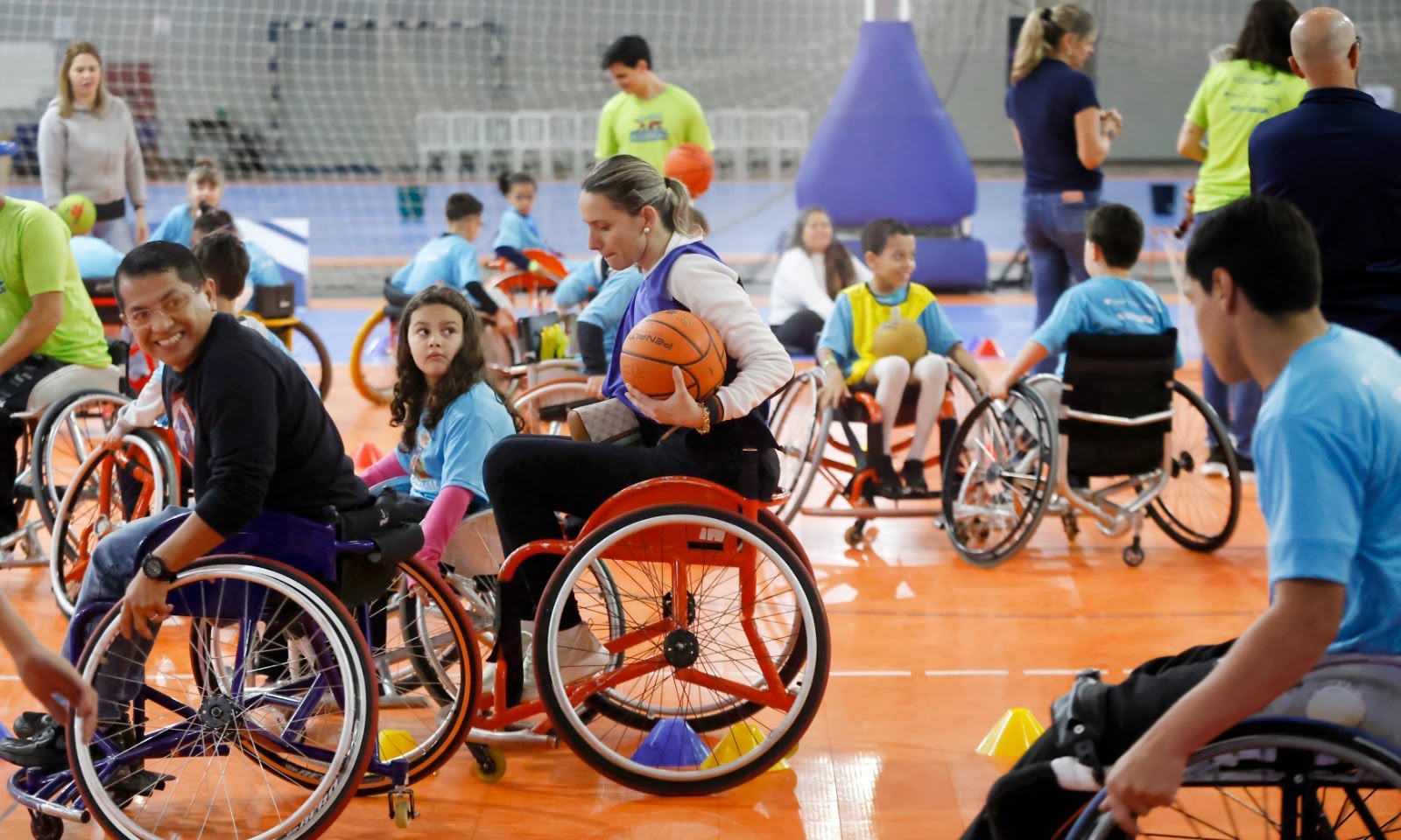 Crianças e equipes de apoio participam das atividades do Festival Paralímpico