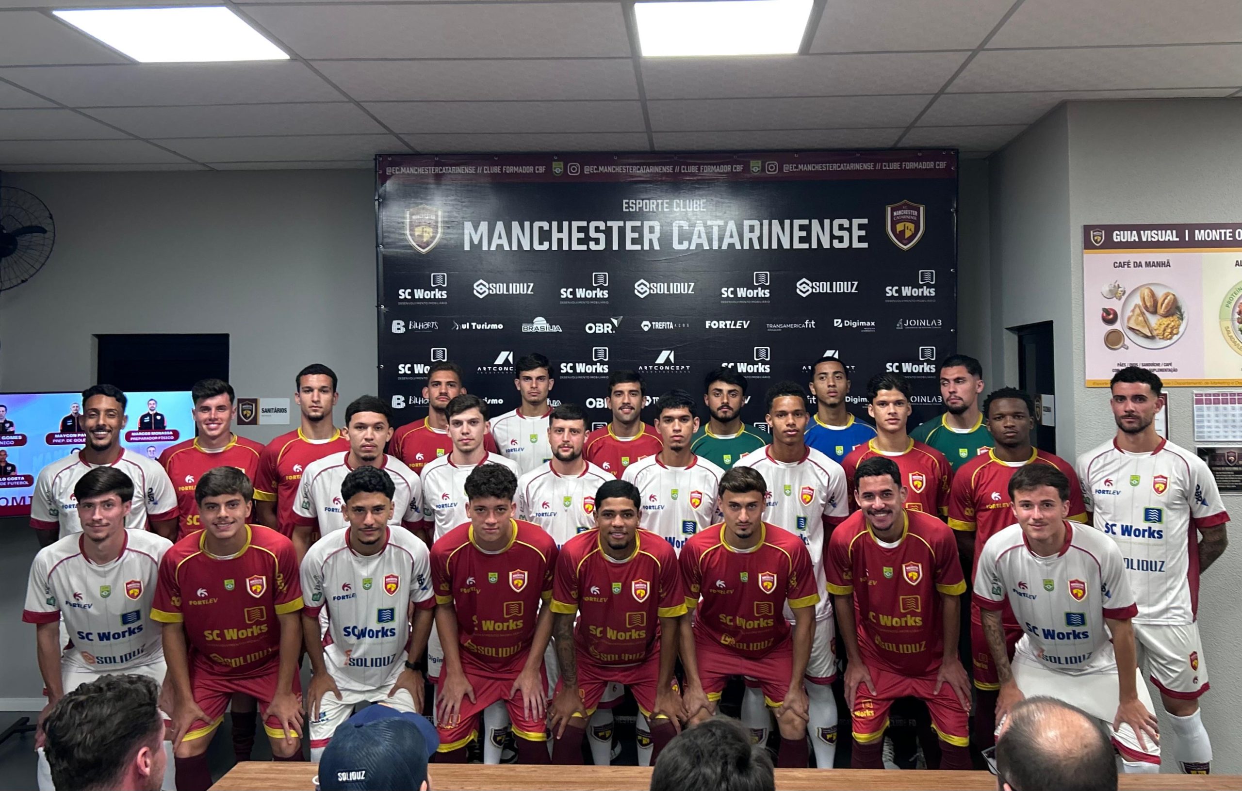 Elenco do Manchester Catarinense reunido na apresentação