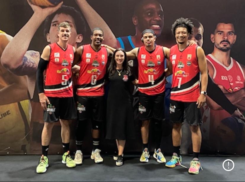 Priscilla Castro com atletas do Basquete Joinville