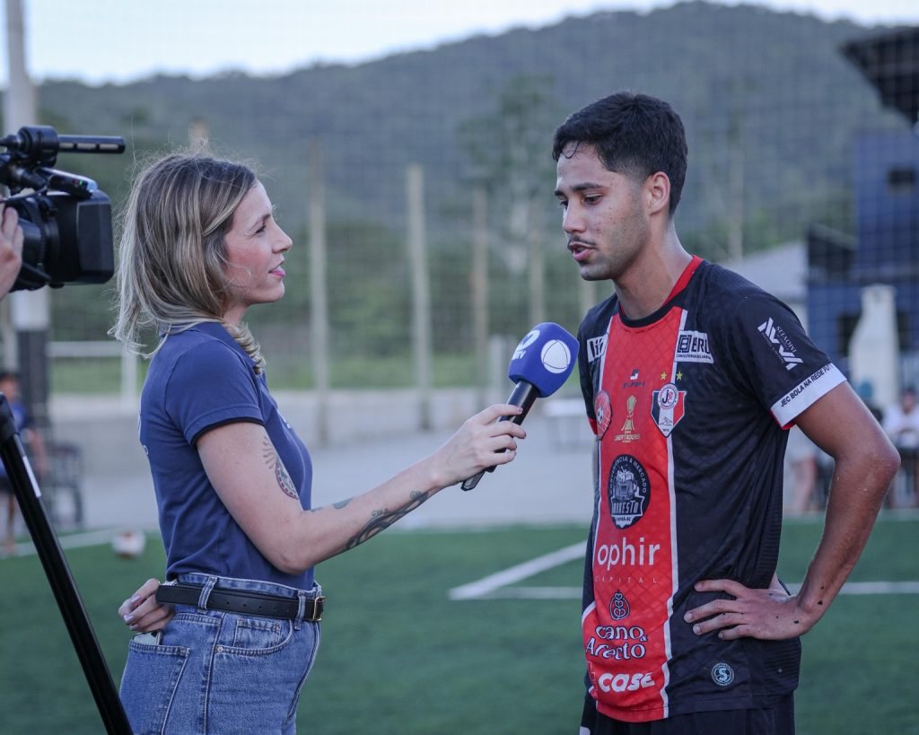 Entrevista com atleta à beira do campo