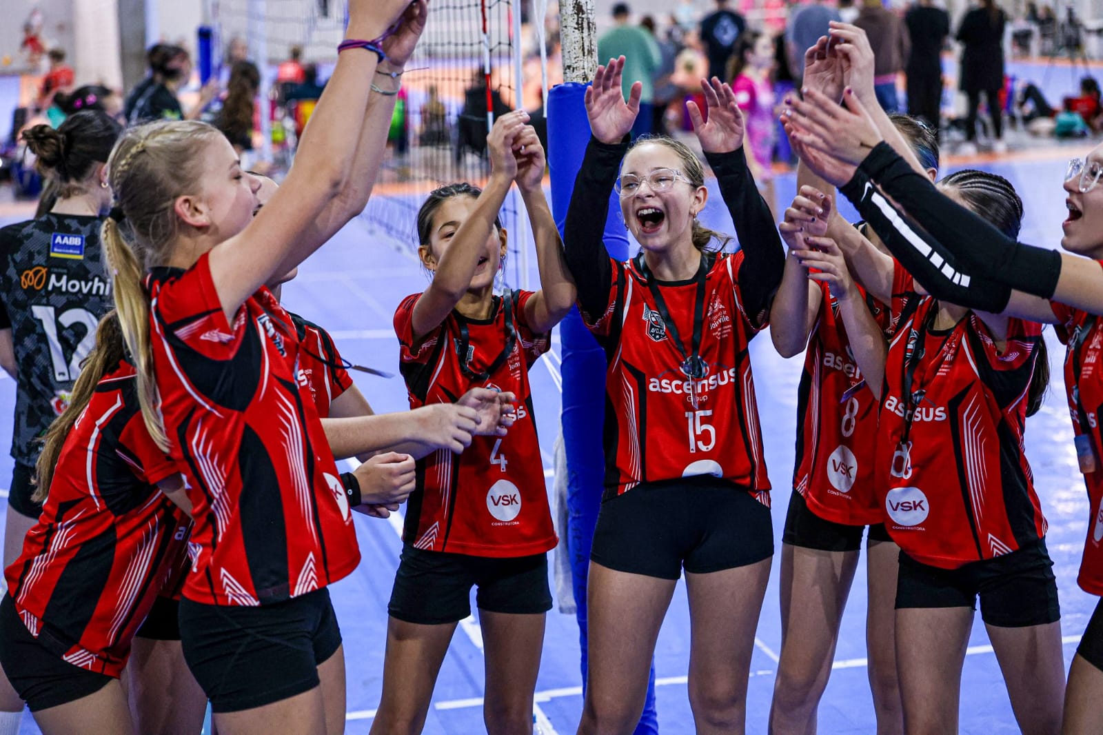Atletas da AVOJOI comemoram juntas em quadra