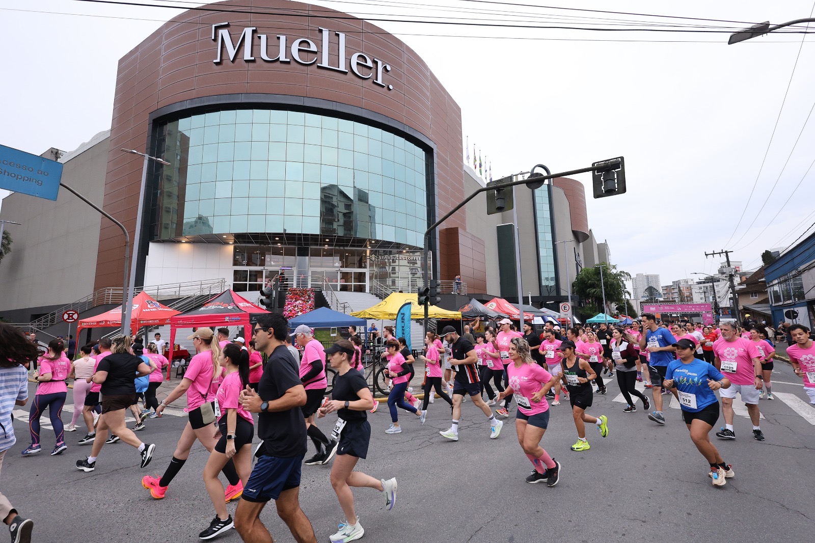 Corredores em frente ao Shopping Mueller em edição anterior da Corrida pela Vida