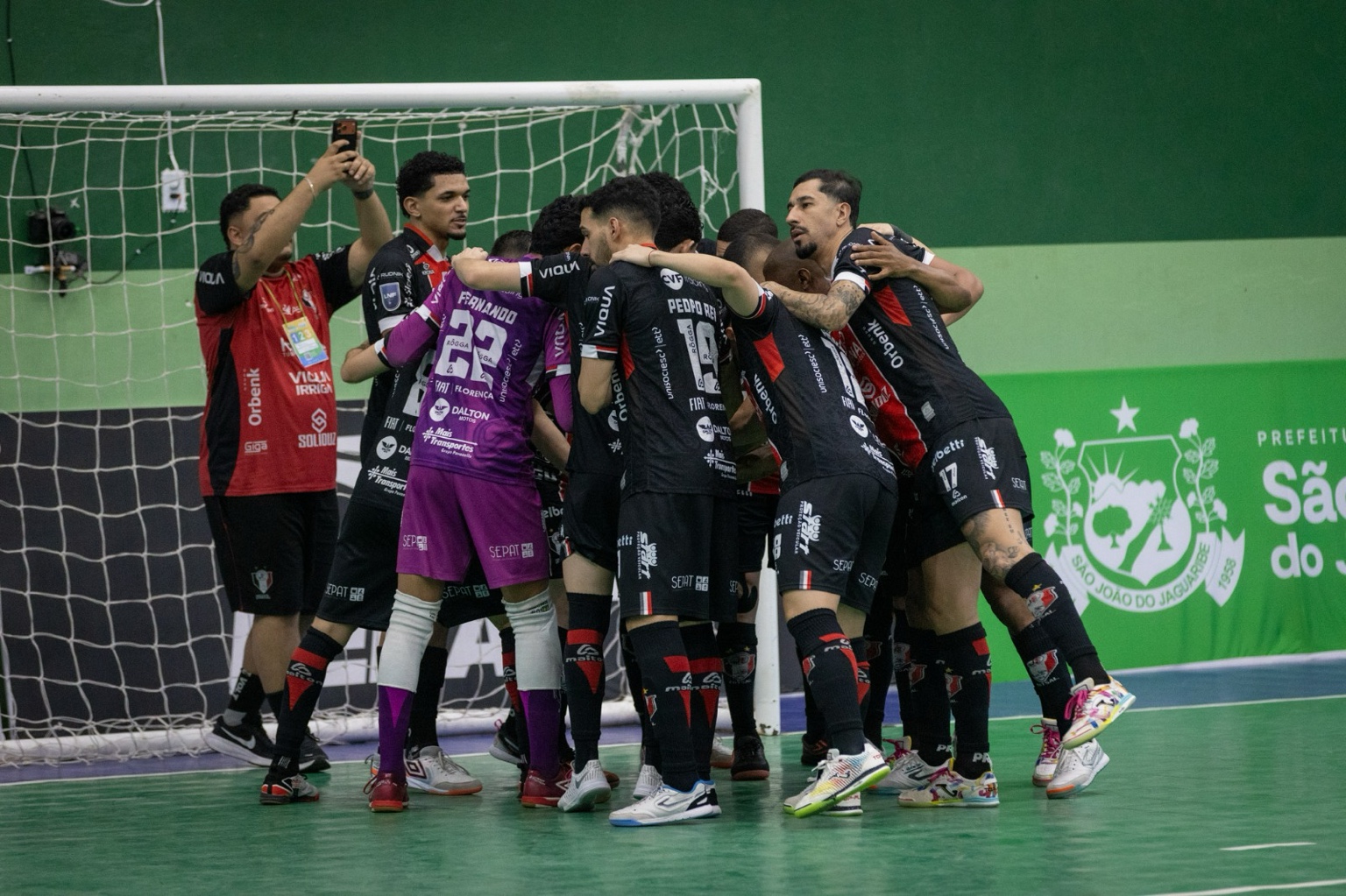 Jogadores do JEC Futsal reunidos em quadra na Taça Brasil.