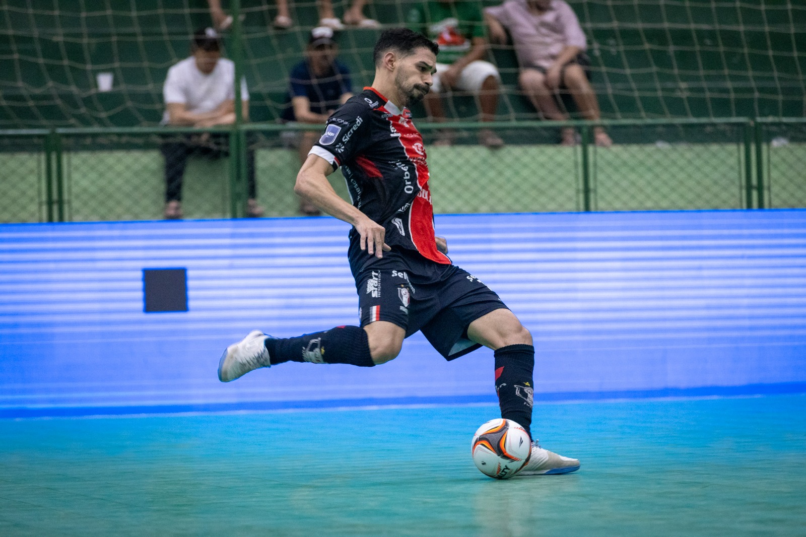 Atleta do JEC Futsal em ação na Taça Brasil