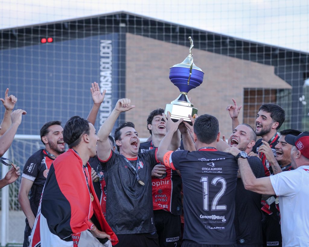 Atletas comemoram com troféu