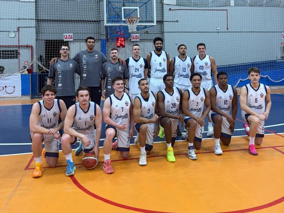 Equipe do Our Team Basketball Joinville reunida em quadra
