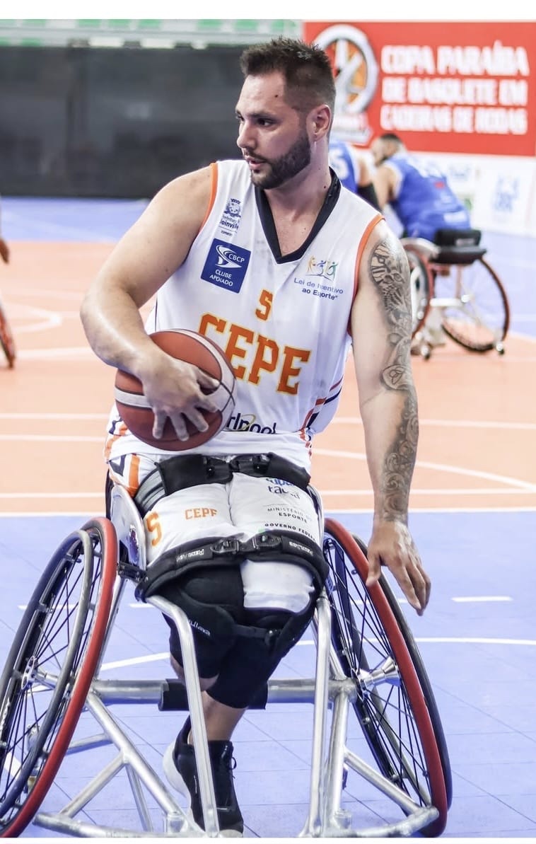 Dario Schulz com a bola durante partida pelo CEPE