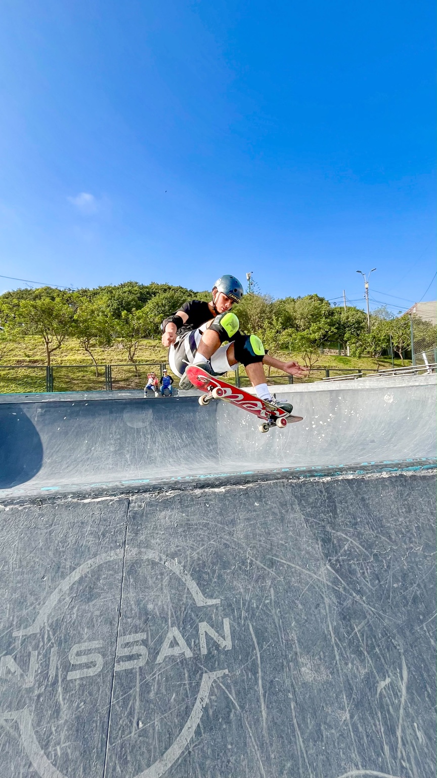 Pedro Gael executa uma manobra de skate bowl