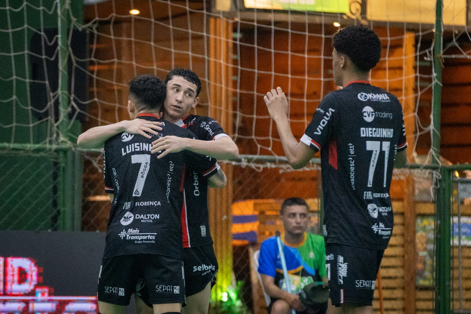 Jogadores do JEC Futsal comemoram na Taça Brasil