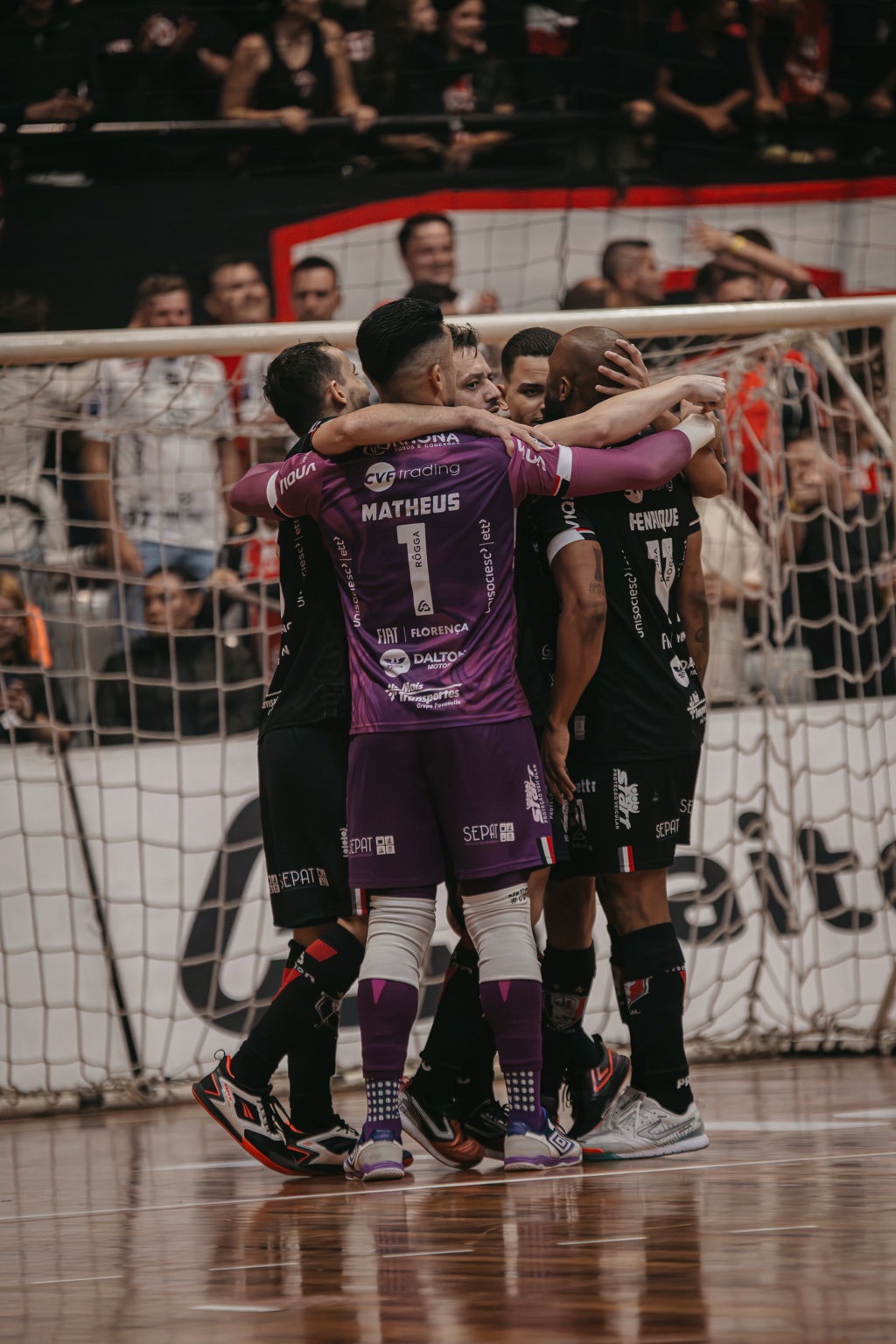 Jogadores do JEC Futsal reunidos em comemoração.