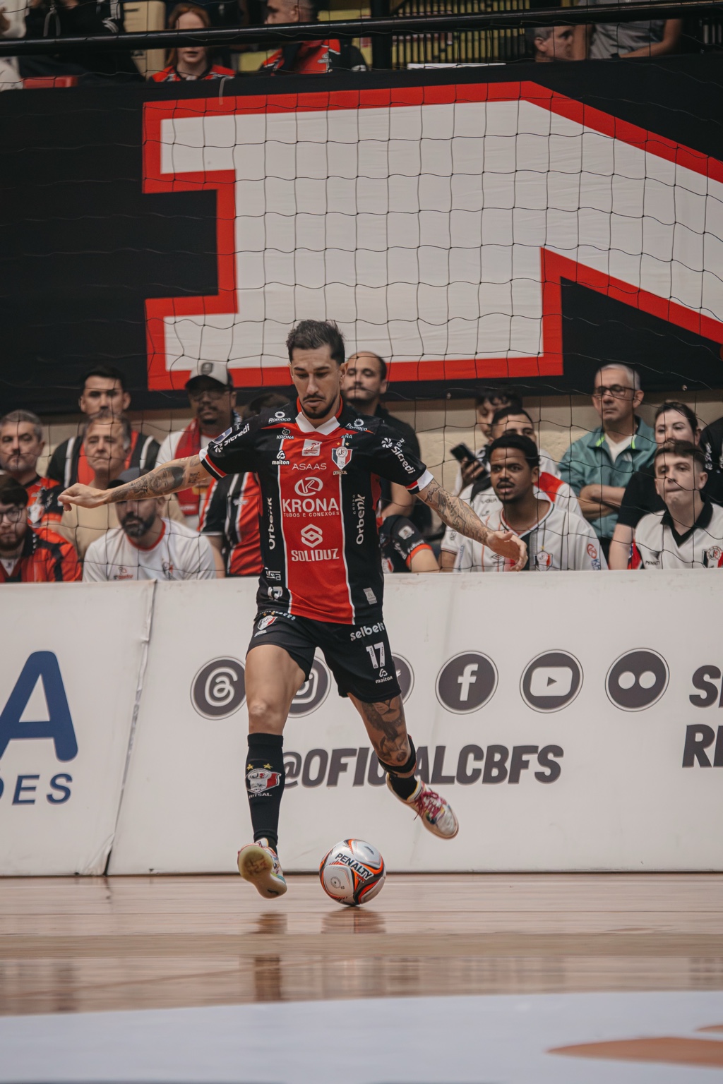 Atleta do JEC Futsal durante uma partida