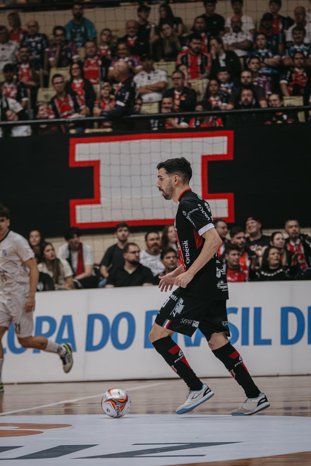 Atleta do JEC Futsal conduzindo a bola