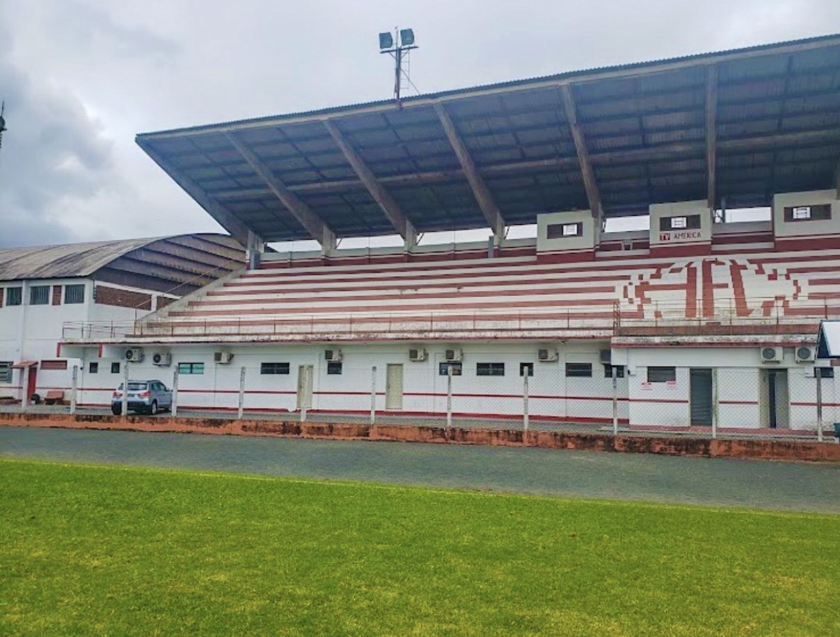 Arquibancada e gramado do estádio do América