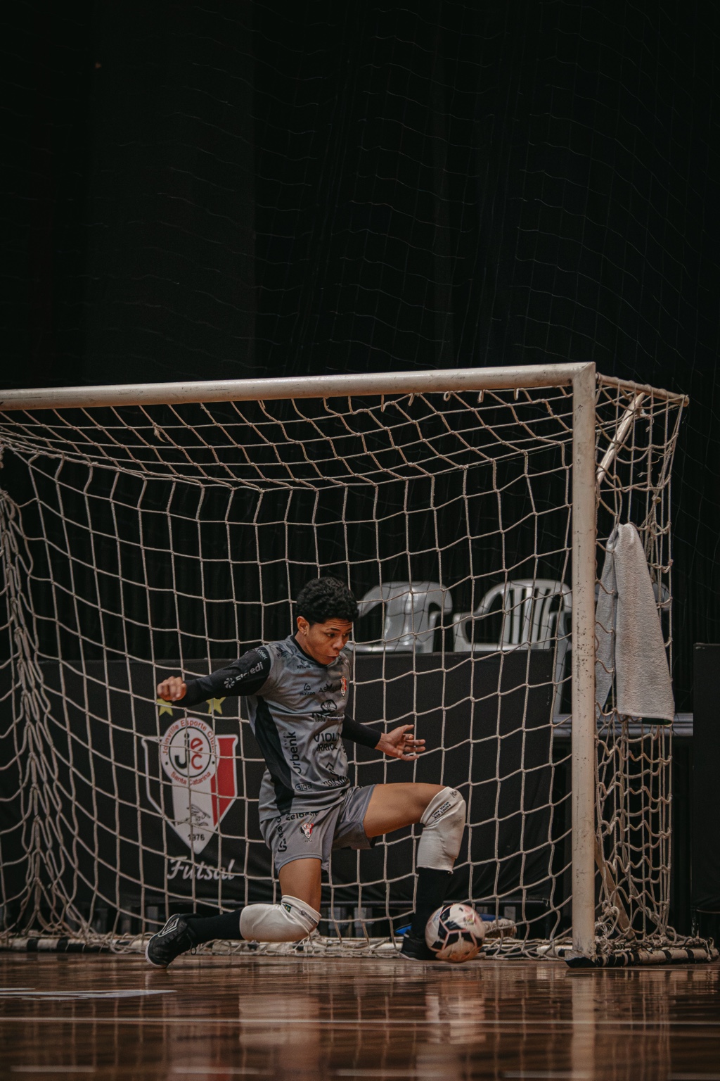 Goleiro do JEC Futsal durante treinamento
