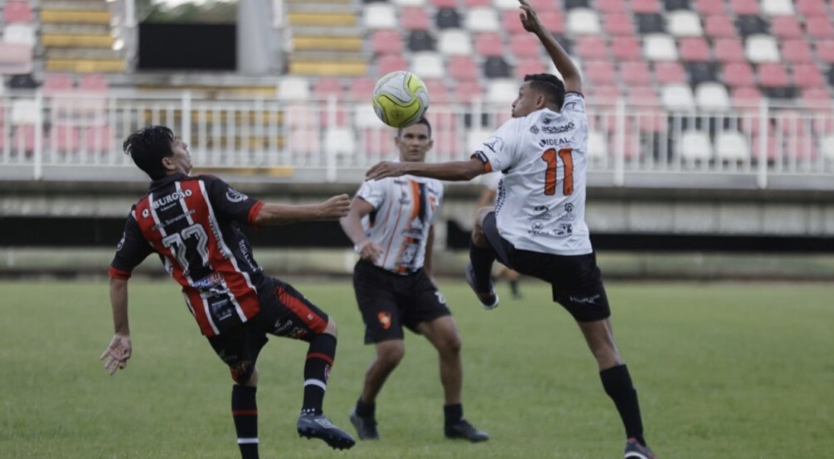 Atletas disputam uma bola pelo alto em partida do Copão