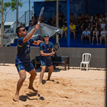 Dupla brasileira em ação no beach tennis