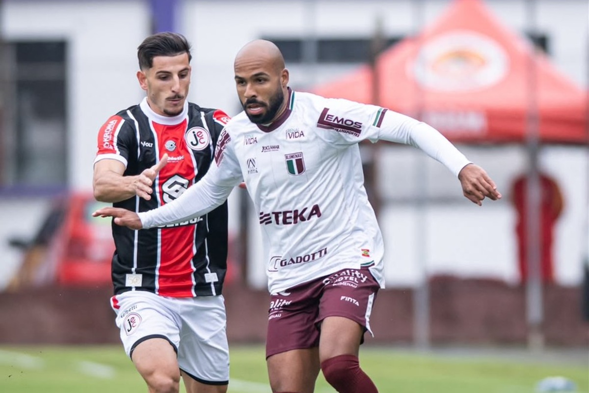 Disputa de bola entre jogadores de Joinville e Blumenau pela Copa Santa Catarina, no estádio João Marcatto.