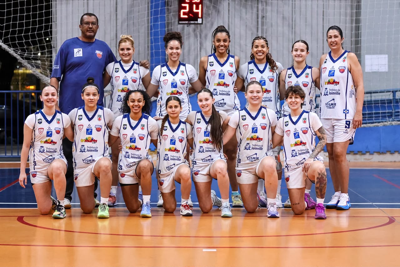 Equipe do Joinville Basketball Clube no Ginásio Abel Schulz