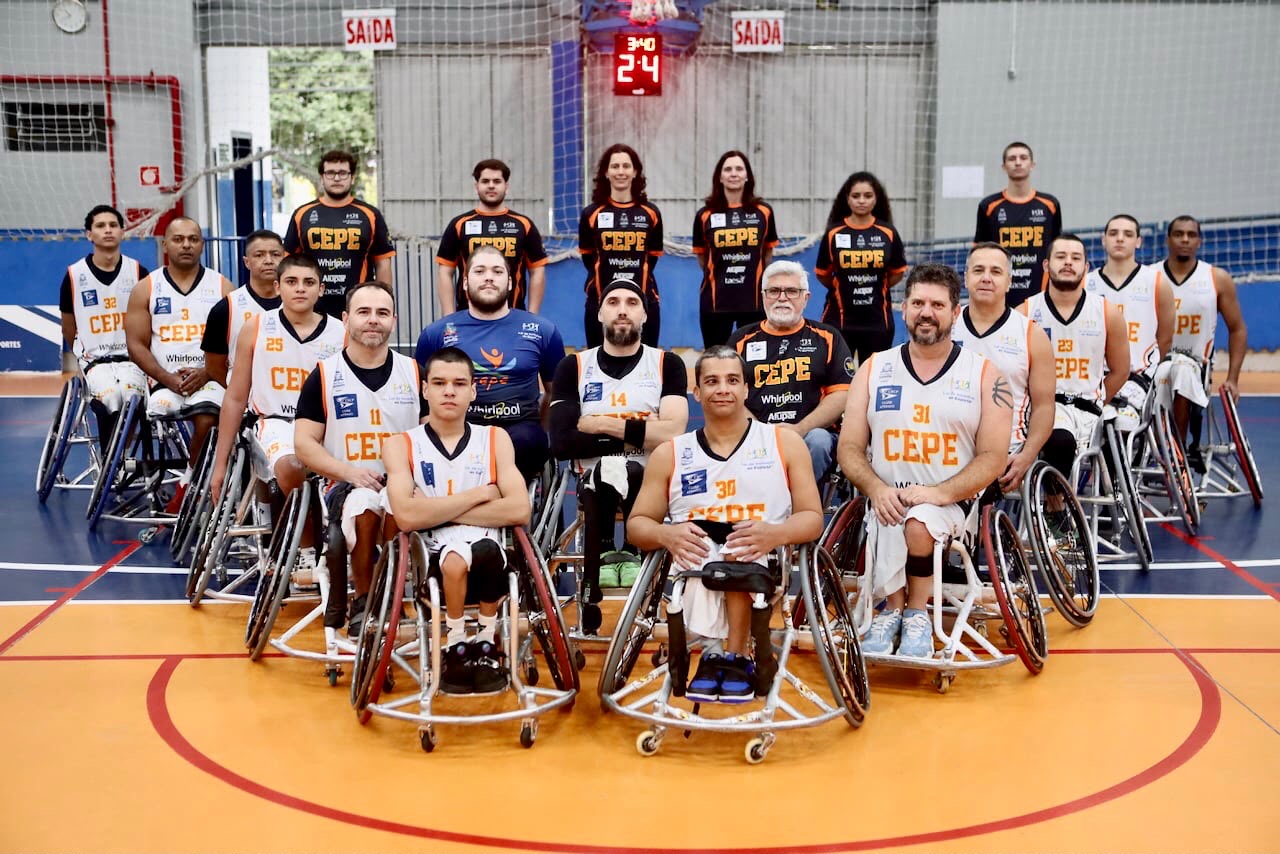 Atletas e comissão do CEPE/Sesporte reunidos em quadra.