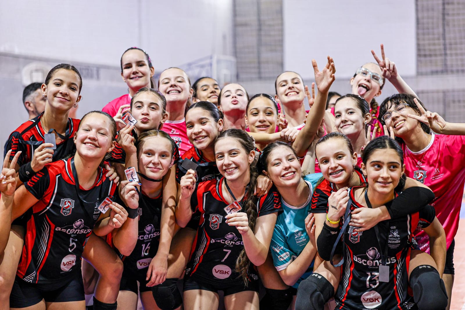 Jovens atletas da AVOJOI reunidas com medalhas