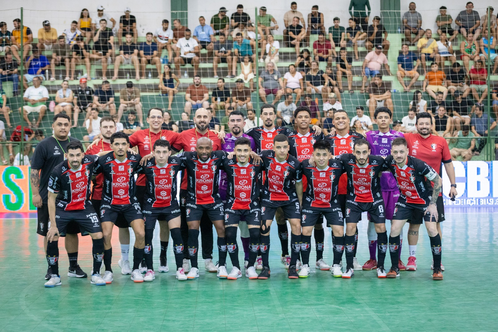 Elenco do JEC Futsal reunido em quadra na estreia da Taça Brasil de 2026