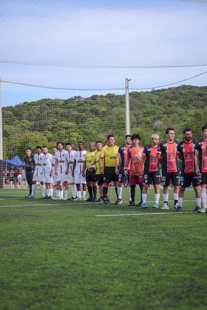 Equipes e arbitragem alinhadas antes da partida
