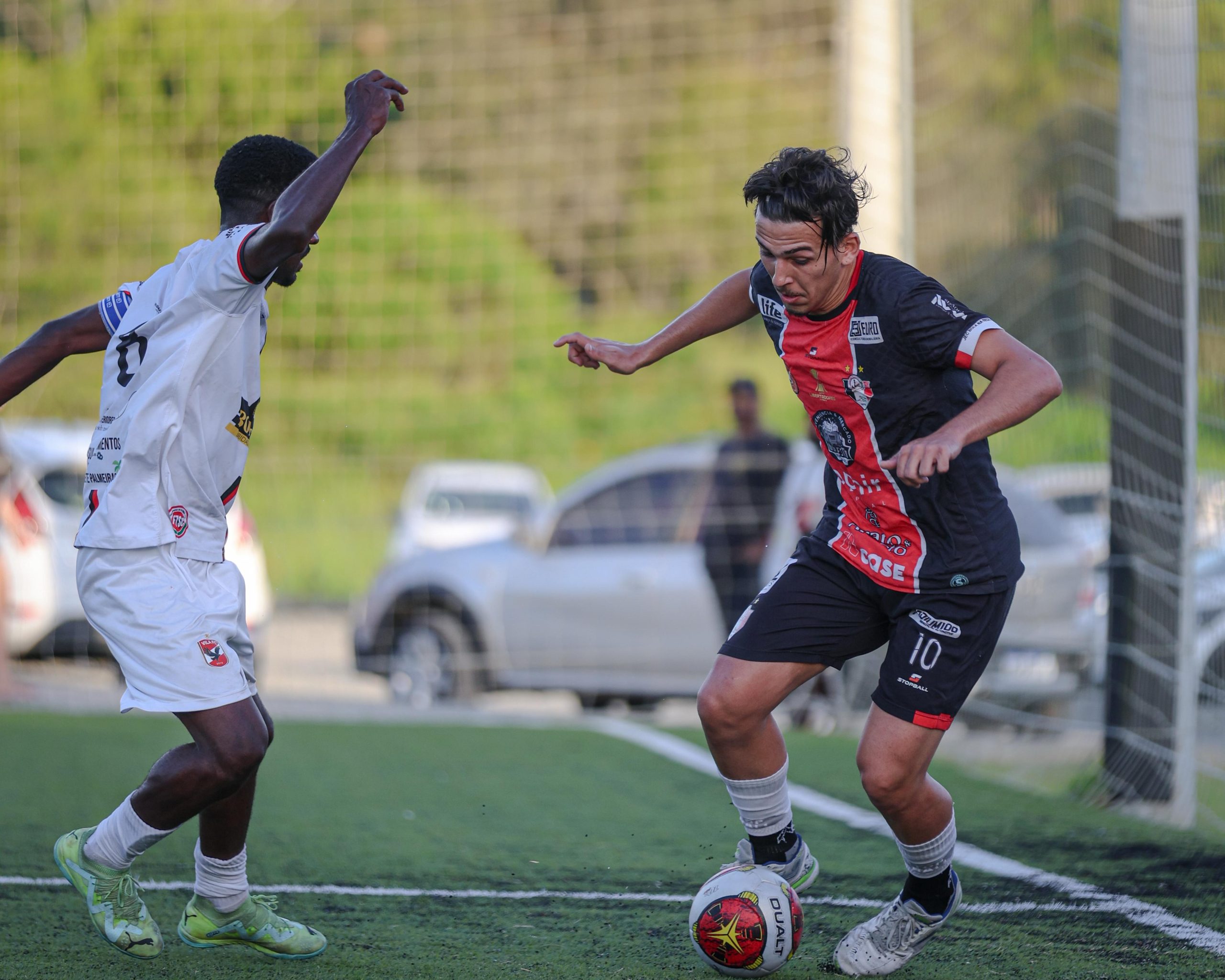 Disputa de bola em partida de futebol 7