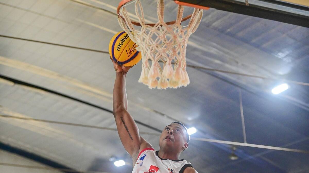 Jogador do Basquete Joinville finaliza uma bandeja durante a Etapa LIBAVI do Campeonato Catarinense de Basquete 3x3