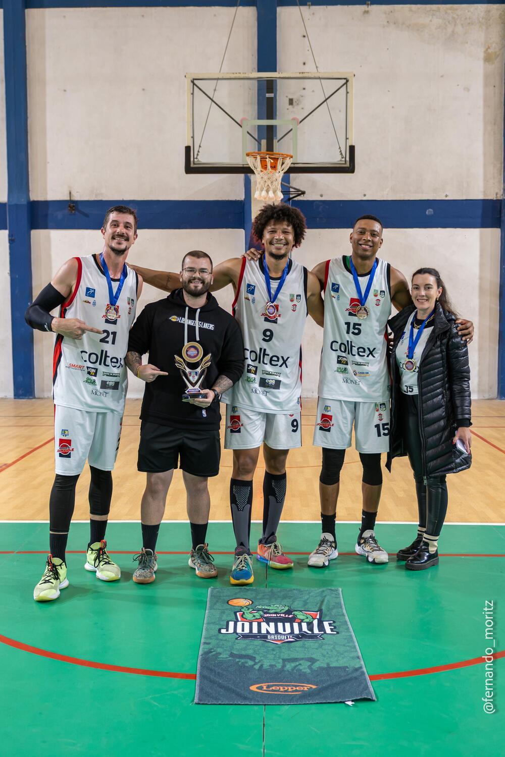 Atletas e comissão do Basquete Joinville posam com medalhas e o troféu da Etapa LIBAVI do Catarinense 3x3