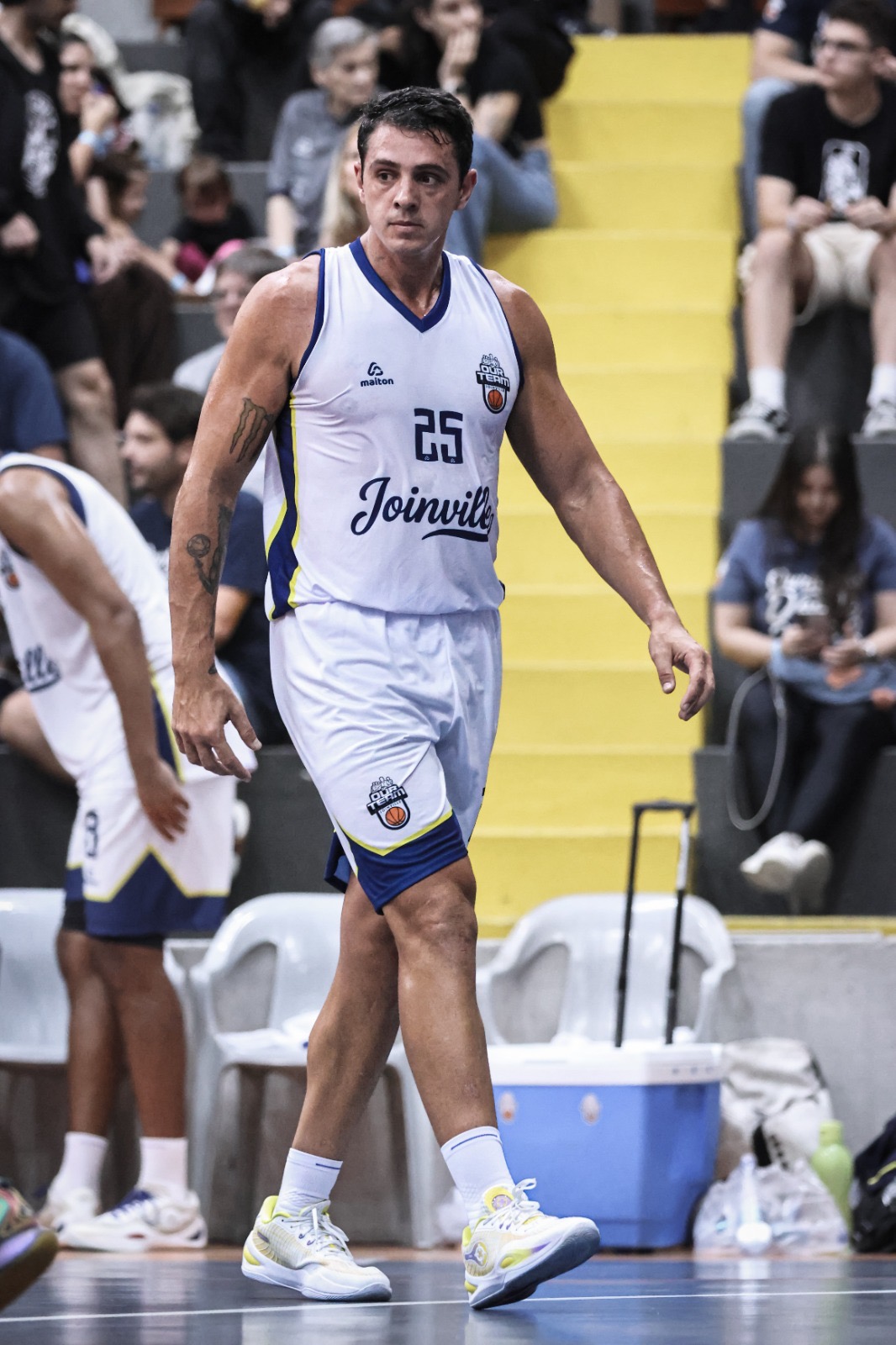 Atleta do Our Team Basketball Joinville em quadra