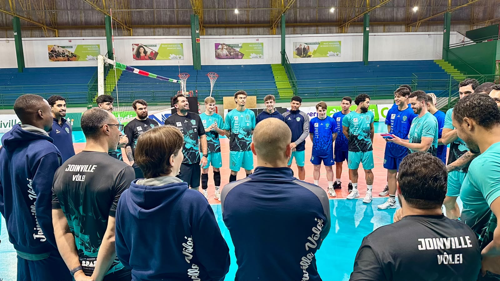 Elenco do Joinville Vôlei reunido na quadra do Ginásio da Univille