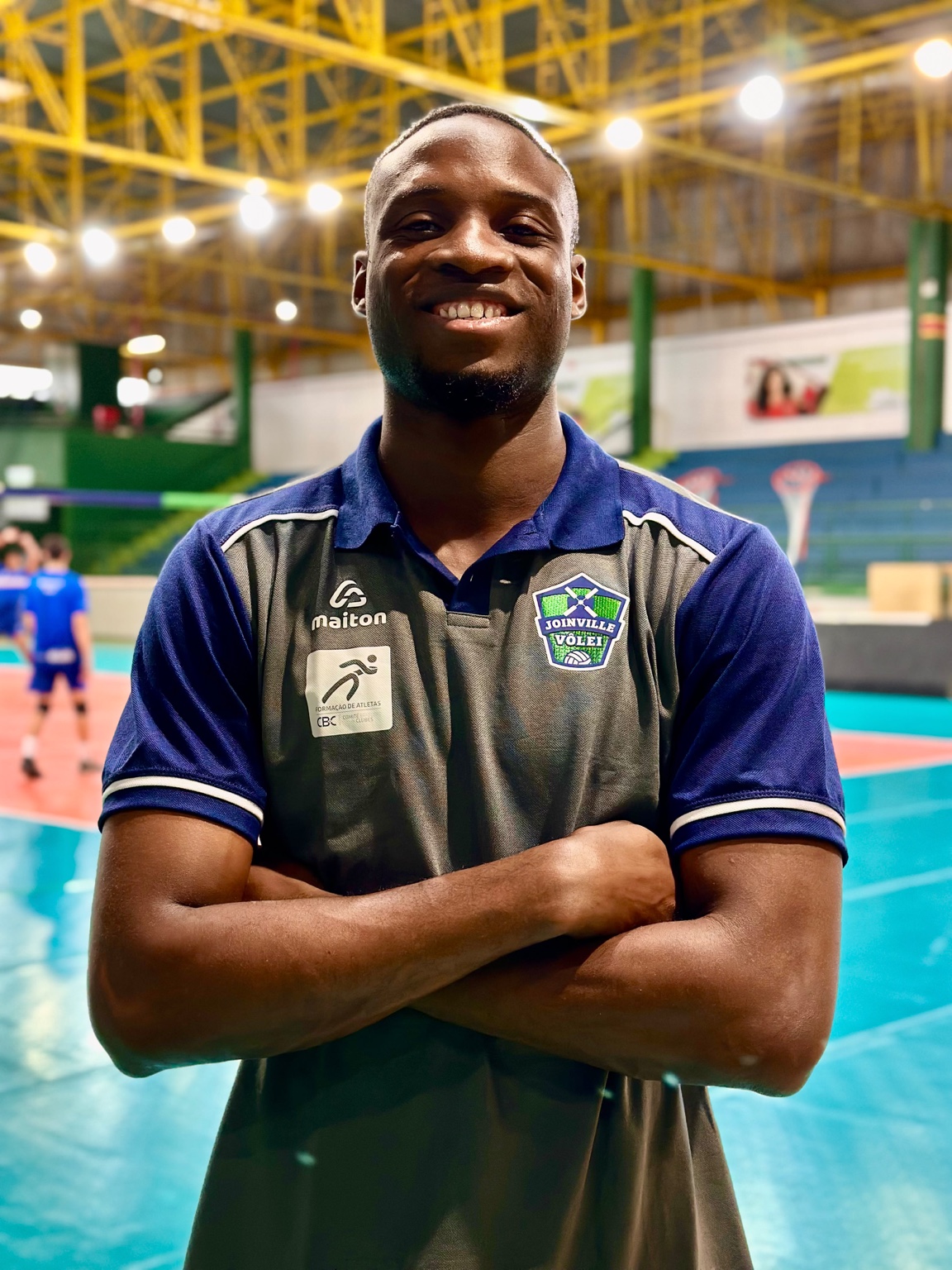 Atleta com uniforme do Joinville Vôlei no Ginásio da Univille