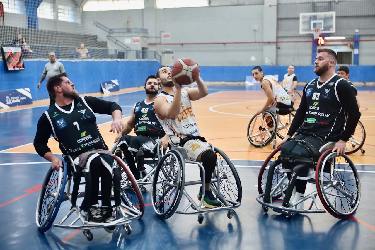 Atleta do CEPE/Sesporte tenta arremesso diante de Concórdia.